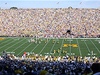 Americký fotbal na michiganském stadionu.