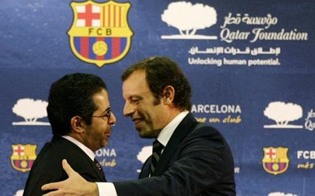 Prezident Barcelony Sandro Rosell (vpravo) pi podpisu smlouvy.