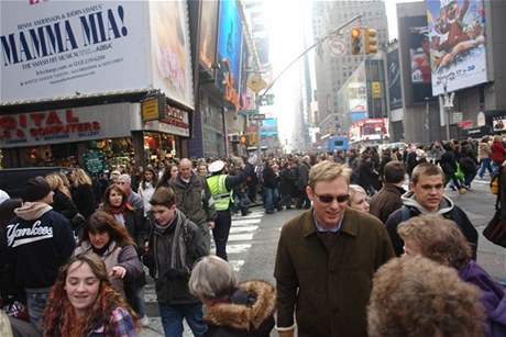 Runé ulice pedvánoního New Yorku.