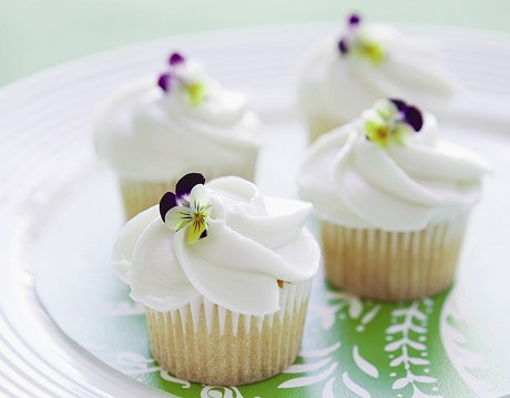 Bílá s fialkou je konzervativní, mnohem astji se cupcaky vyrábjí s pestrou polevou a spoustou zdobení.