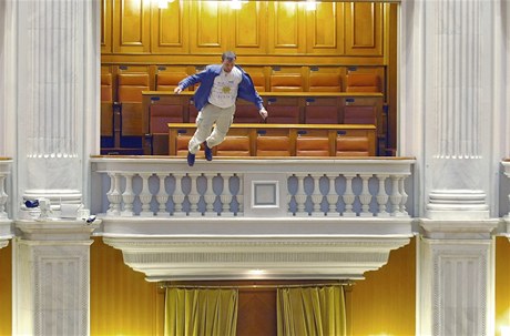 Mu v rumunském parlamentu protestoval proti vládním krtm skokem z balkonu.