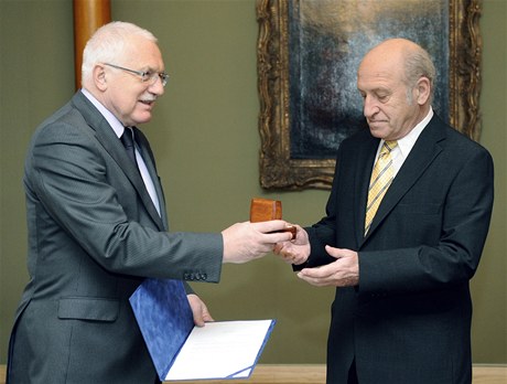 Prezident Václav Klaus pedal bývalému politikovi Janu Stráskému k jeho 70. narozeninám Stíbrnou plaketu prezidenta republiky