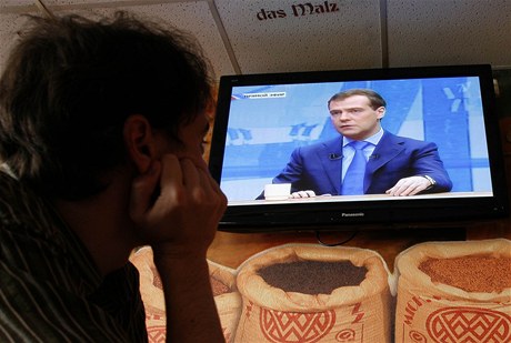 Divk sleduje Medvedvovo vystoupen v televizi