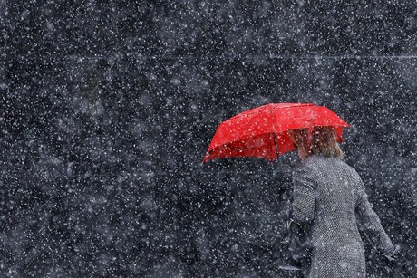 Sníh zasype celé esko, meteorologové varují ped náledím.