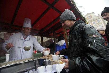 Primátor Bohuslav Svoboda rozléval na Staromstském námstí rybí polévku.