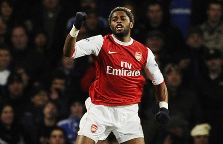 Arsenal - Chelsea (Alex Song oslavuje branku)