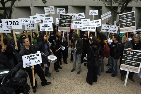 Demonstrace proti bvalmu prezidentovi ped soudem v Tel Avivu. 
