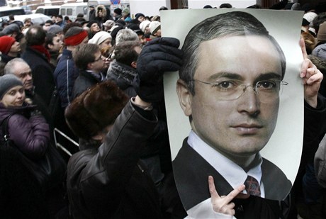 Lidé protestují proti procesu s Chodorkovským