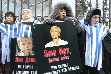 Demonstrace ped bloruskou ambasádou v Moskv. Aktivisté drí portrét ruské zpravodajky v Blorusku. Policie ji bhem povolebních protest zatkla. 