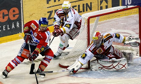 Slavia - Pardubice (Tomá Zohorna z Pardubic a branká MiroslavKopiva)