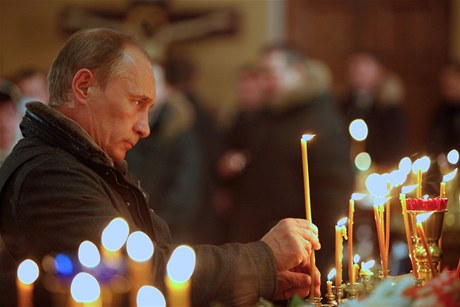 Premir Putin Putin se modlil mezi prostmi vcimi v kostelu ve vsi Turginovo ve Tversk oblasti.
