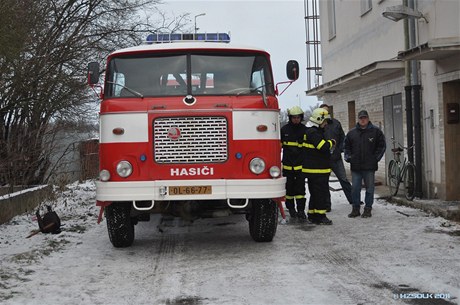 Hasii zasahují pi poáru bytu v nádraním domku v Drahanovicích na Olomoucku