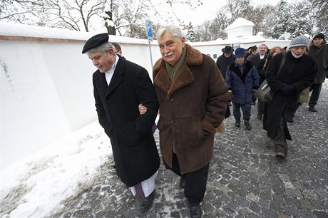 Ji Dienstbier na pohbu Ivana Medka