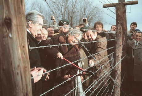 Ministi zahraninch vc SSR a Rakouska Ji Dienstbier (vpravo) a Alois Mock (vlevo) symbolicky pestihuj drty na s.-rakouskch hranicch mezi Hatmi a Kleinhaugsdorfem v roce 1989 