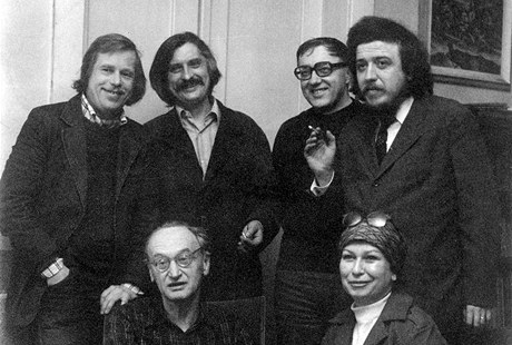 Mluví Charty 77, 1979 - stojí: V. Havel, J. Dienstbier,L. Hejdánek, V. Benda; sedí: J. Hájek, Z. Tominová
