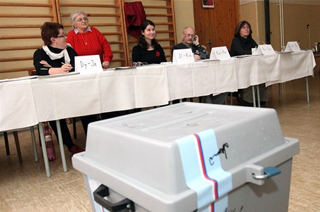 Volebn komise v 11. volebnm okrsku v eskm Tn na Karvinsku, kde se 8. ledna konaly opakovan komunln volby