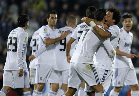 Fotbalisté Realu Madrid slaví gól Cristiana Ronalda do sít Getafe