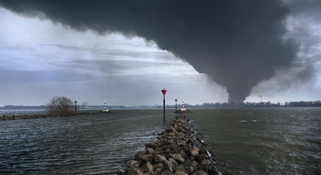 Velký poár vypukl v prmyslové zón u Rotterdamu