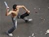 Egyptský kesan ped policejní kordonou. Po útoku na koptský kostel vypukly v ulicích Alexandrie nepokoje
