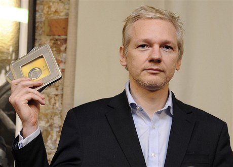 Julian Assange drí disky s daty o klientech výcarské banky.