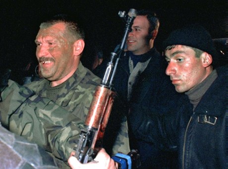 eský podplukovník Jaroslav Kulíek (vlevo) po útku ze zajetí v roce 1998