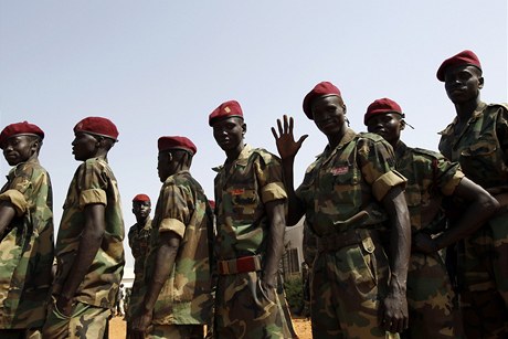 Súdántí vojáci ekají ped hlasovací místností