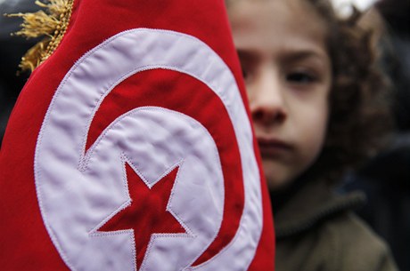 Za Tunisany se demonstrovalo i v Libanonu. Dívka drí tuniskou vlajku.
