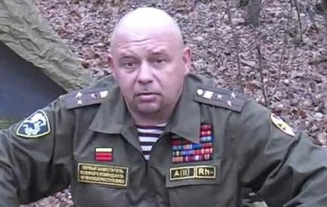 Ruský plukovník u svého lesního obydlí