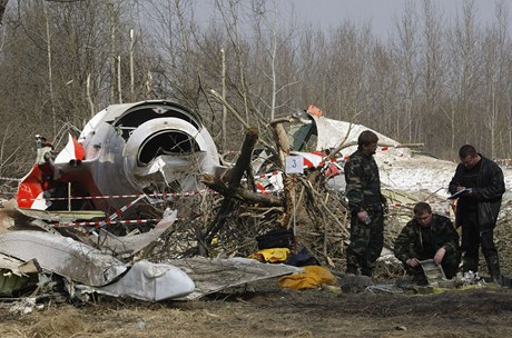 Rutí vyetovatelé na míst havárie (snímek z 11. dubna 2010)