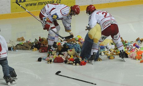 Tinec - Brno (hokejist sbraj z ledu plyky, kter tam nahzeli divci)