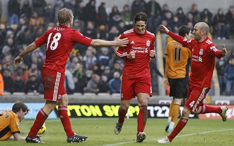 Radost fotbalist Liverpoolu (uprosted stelec Torres).