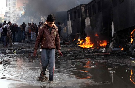 Chlapec mezi egyptskými demonstranty