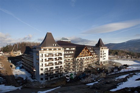 Obrovitý hotel vyrostl na okraji Karpacze na úpatí Snky