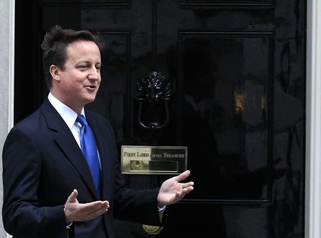 Pedseda vlády David Cameron ped svým sídlem na londýnské Downing Street
