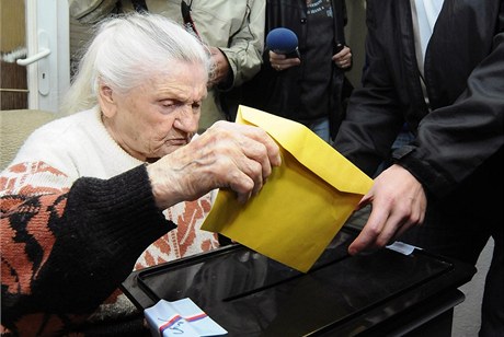 V Kromíi zemela nejstarí obyvatelka eské republiky Marie Smejkalová. Loni v záí oslavila 107 let, zúastnila se i posledních voleb (na snímku). 