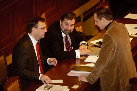Zleva premiér Petr Neas, ministr vnitra Radek John a ministr dopravy Vít Bárta.