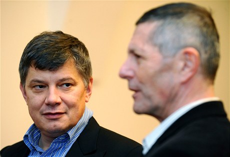 Generální editel Sazky Ale Huák (vlevo) a pedseda STV Pavel Koan 