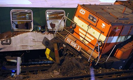 Sráka nákladního vlaku s osobním vlakem - ilustraní foto.