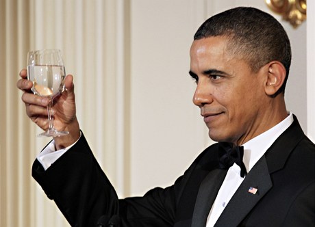 Barack Obama pi slavnostní recepci veer 19. ledna