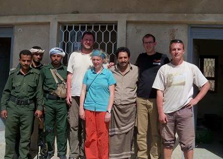 J. Nevyhotný (tvrtý zleva) pózuji se svými páteli a jemenskými policisty po sepsání protokolu.