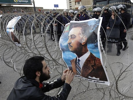 Demonstranti poaduj odchod prezidenta Husnho Mubaraka. 