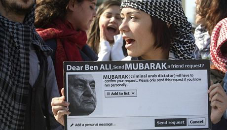 Libanontí demonstranti ped egyptskou ambasádou v Bejrútu s transparentem namíeným proti tuniskému vládci Ben Alímu a Husnímu Mubarakovi z Egypta