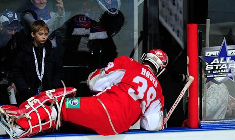 Dominik Haek pi Utkání hvzd KHL.