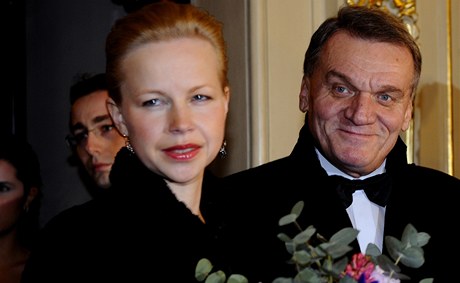 Praský primátor Bohuslav Svoboda pichází na ples s manelkou