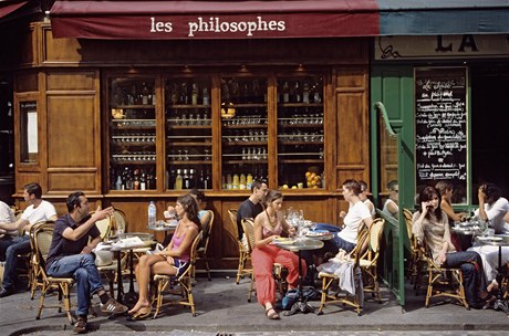 Píjemnou kavárnu Les Philosophes najdete v srdci tvrti Marais (28 Rue Vieille-du-Temple). Proslavená je tomatovým quichem a dortíkem s kávovým likérem. 