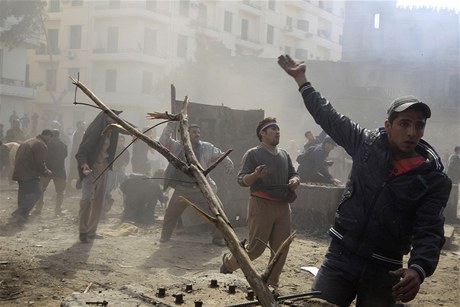 Egyptt vojci dnes na khirskm nmst Tahrr (Osvobozen) oddlili tbory stoupenc prezidenta Husnho Mubaraka a jeho odprc 