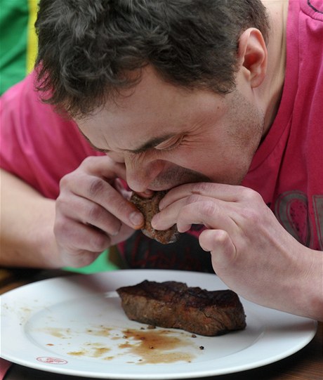 Tém 900 gram hovzích steak dokázal bhem pti minut spoádat Jaroslav Nmec 