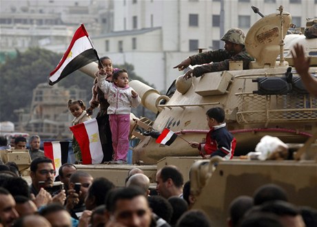 Dti s egyptskou vlajkou na jednom z tank v ulicch Khiry