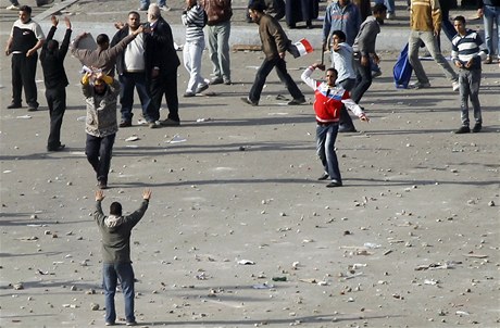 Mubarakovi pznivci a odprci po sob hzeli kameny a klacky