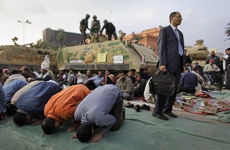 Demonstranti se modl na nmst Tahrr